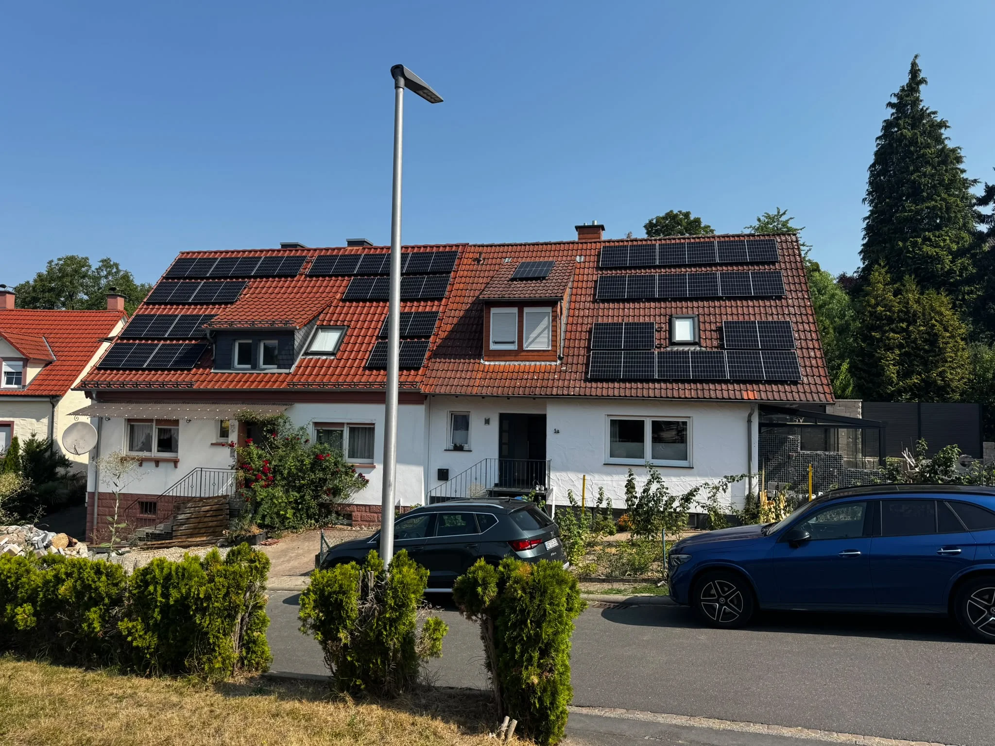 Installation einer 15-kWp-Photovoltaikanlage mit Batteriespeicher in Hausen – Bild 1